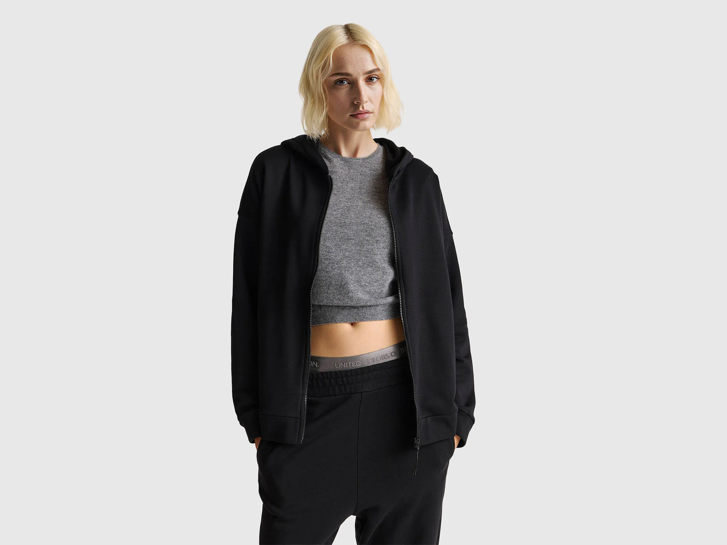 Benetton_Black_100% Cotton Sweatshirt with Zip and Hood_3UNID500R_100_01