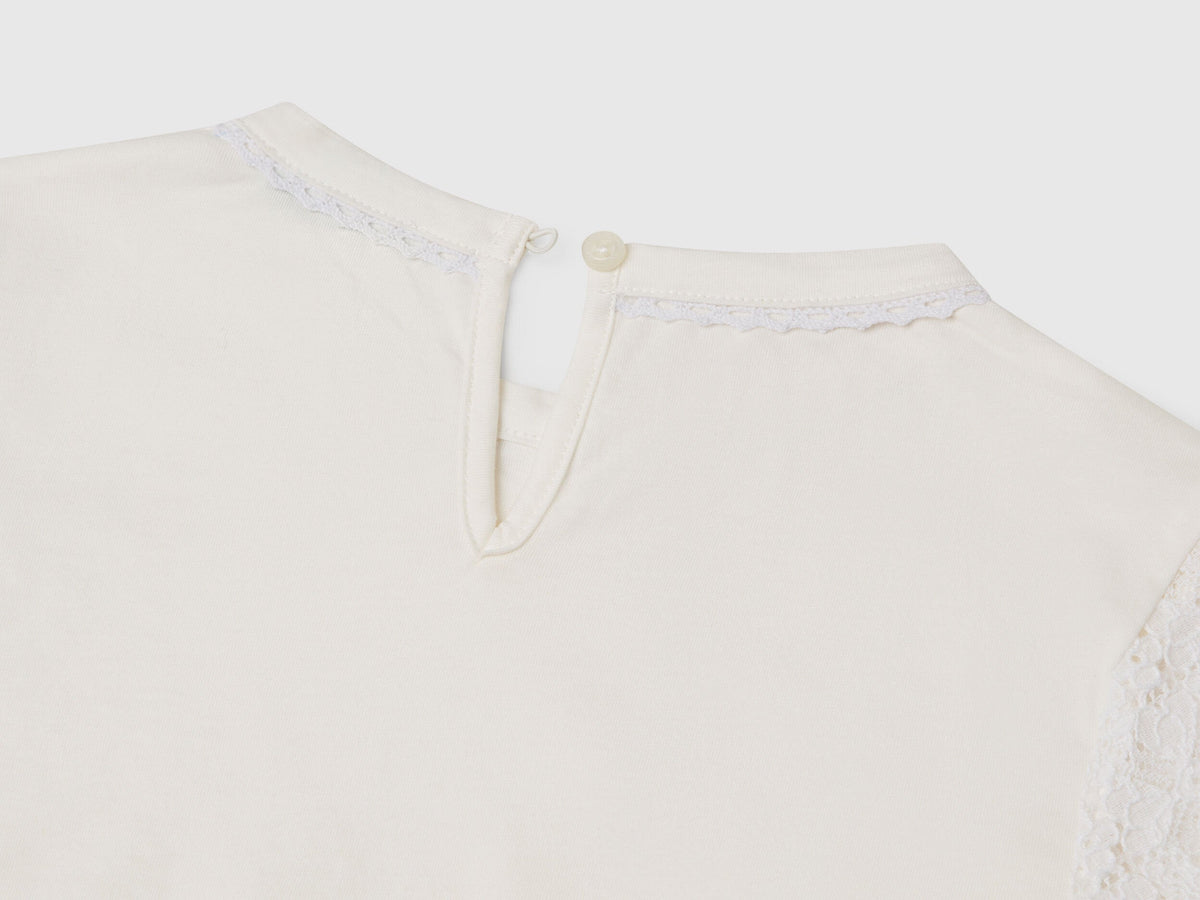 Benetton_T-Shirt with Lace Sleeve_3WYWC10O6_901_03
