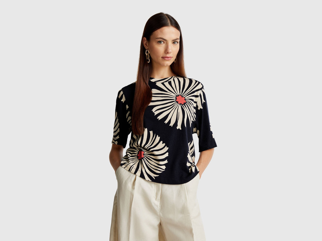 Benetton_T-Shirt with Floral Pattern_3ZJYD1047_70A_01