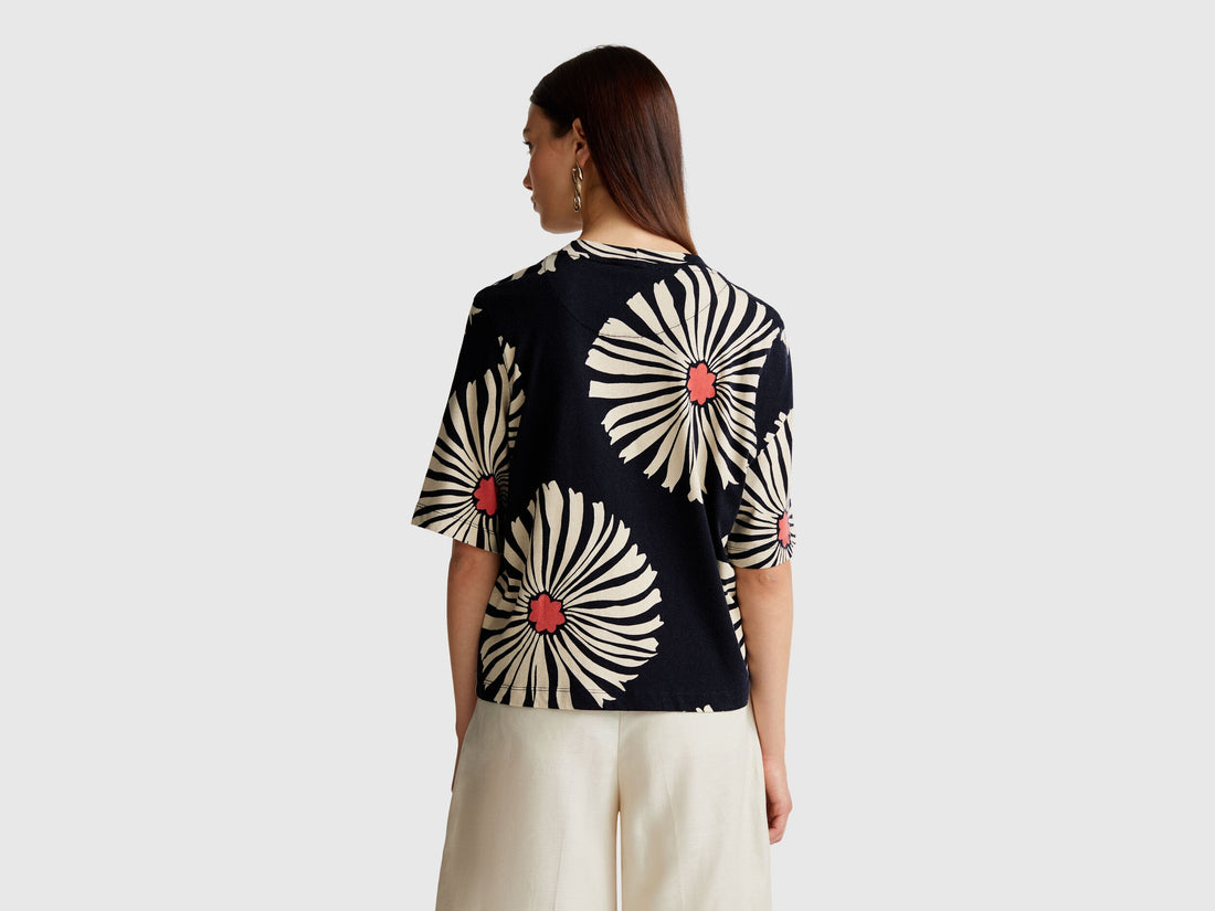 Benetton_T-Shirt with Floral Pattern_3ZJYD1047_70A_02