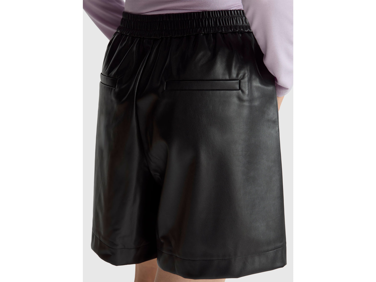 Benetton_Black_Bermudas in Imitation Leather_4M3CD9029_100_04
