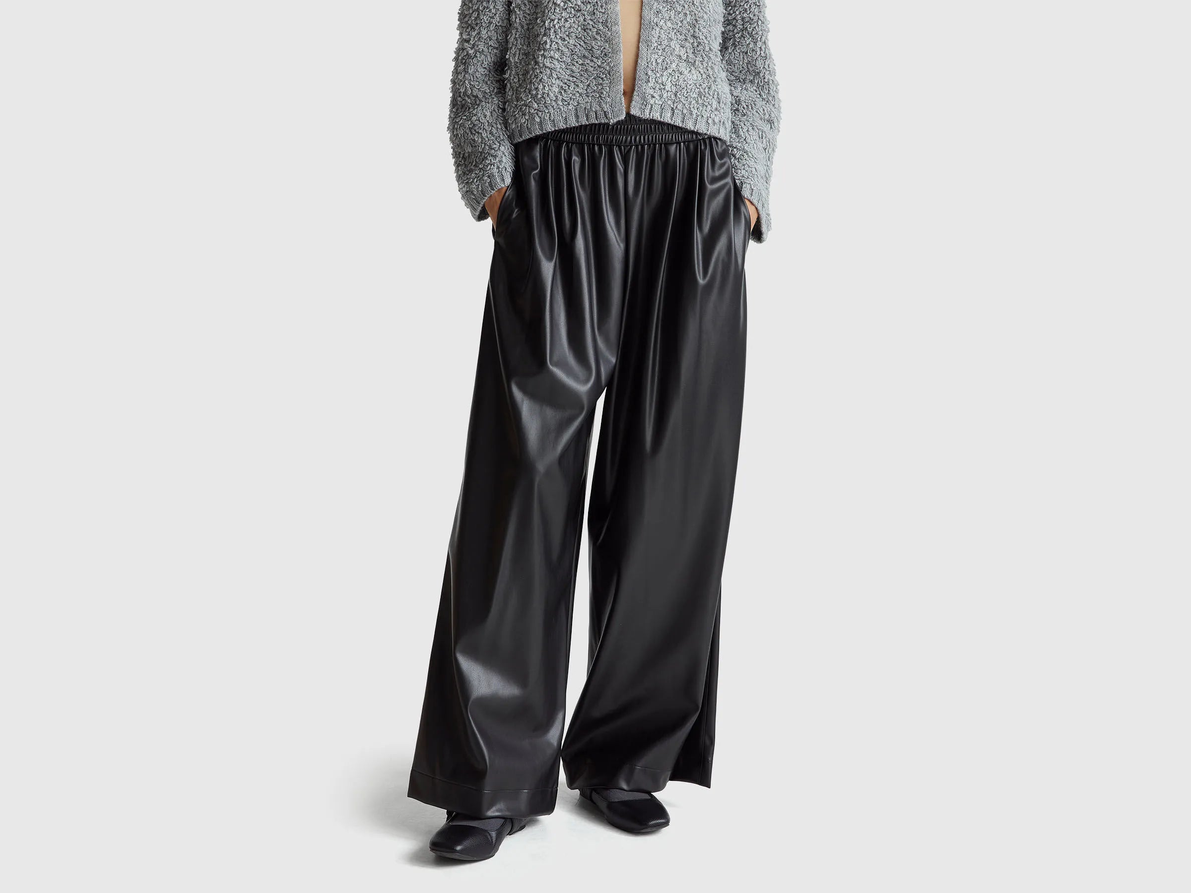 Benetton_Black_Trousers in Imitation Leather Fabric_4M3CDF0A8_100_02