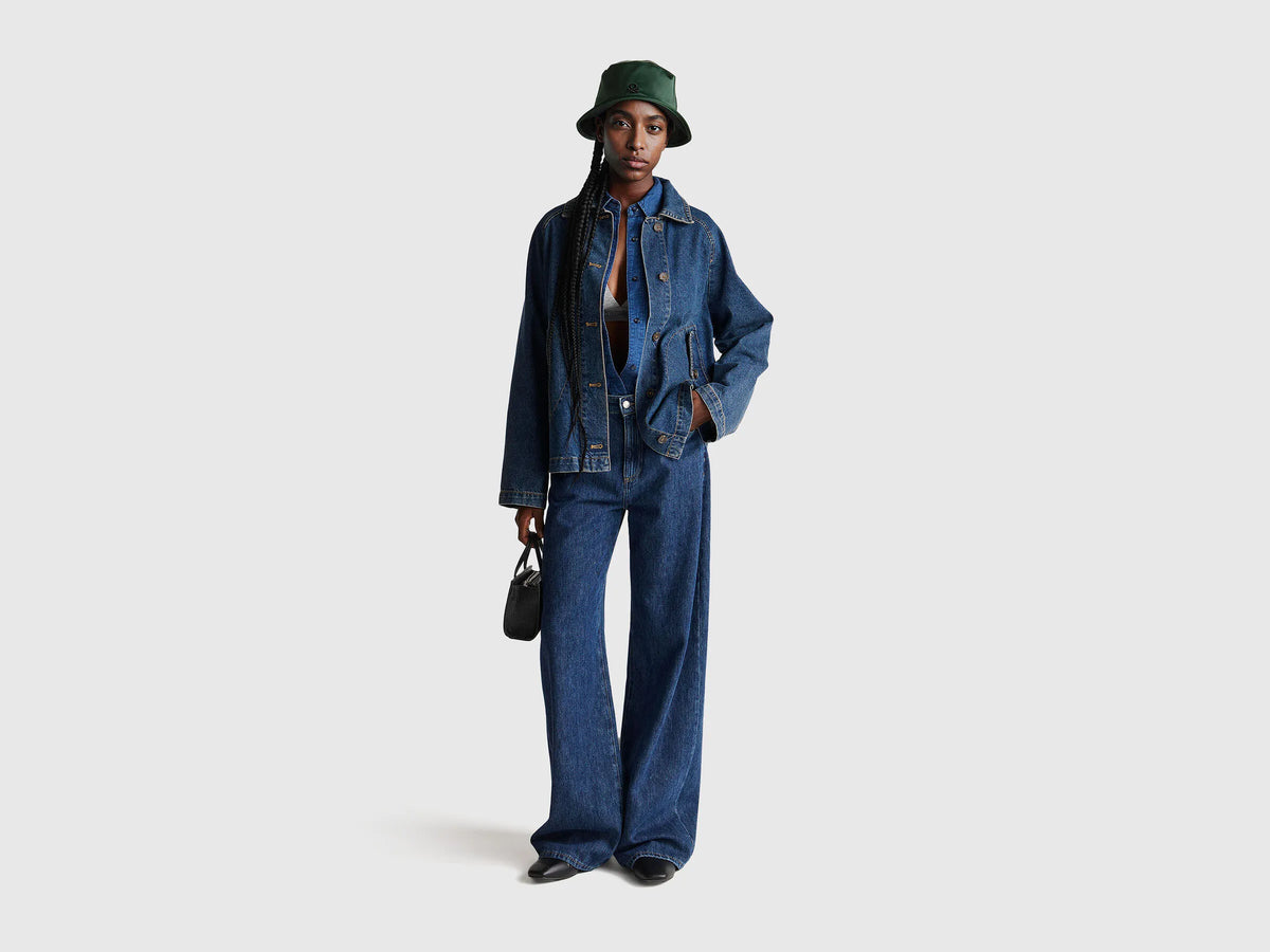 Benetton_Blue_Cropped Chambray Shirt_5DHJDQ0CJ_901_03
