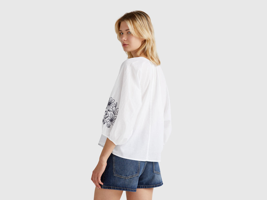 Benetton_Blouse with Floral Embroidery_5VZCDQ0BN_101_02