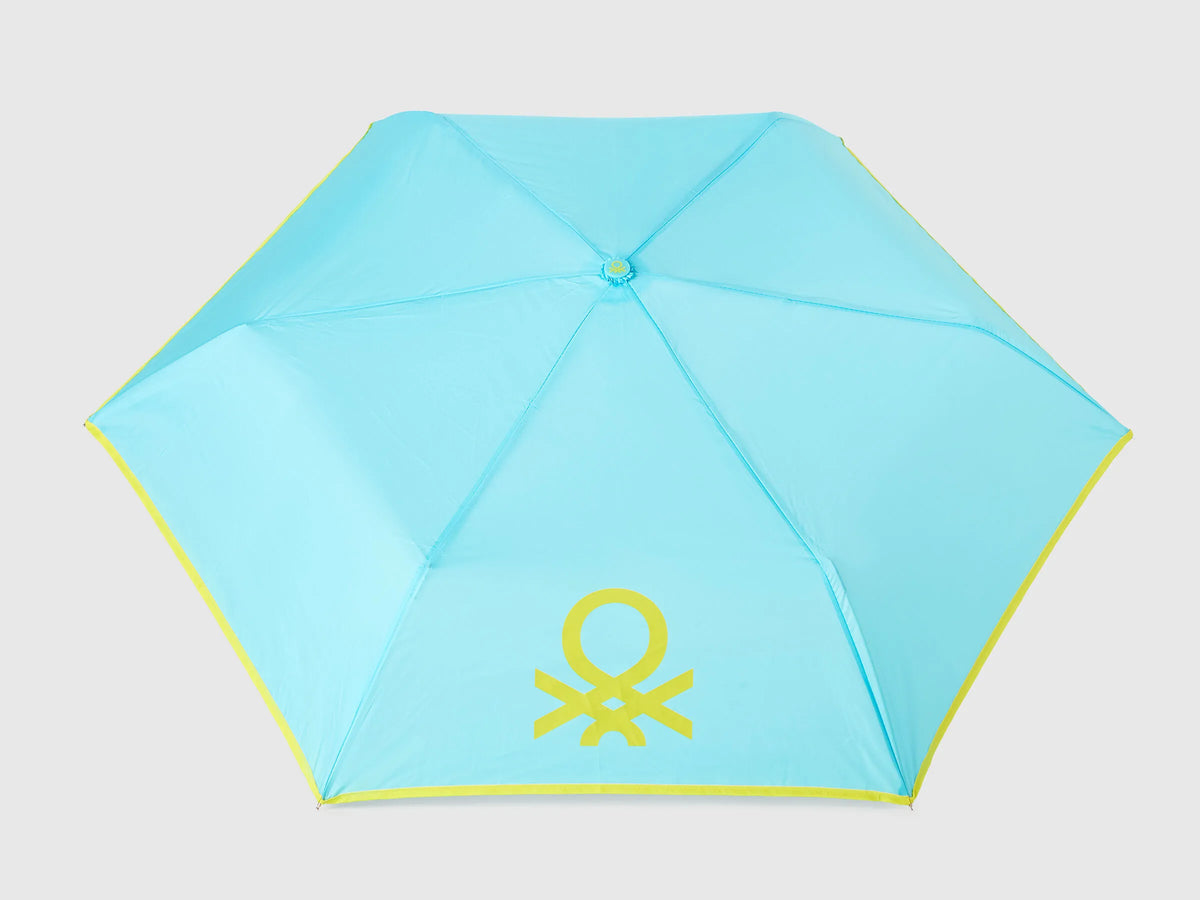 Benetton_Aqua_Blue Umbrella_67OZC880X_40K_02