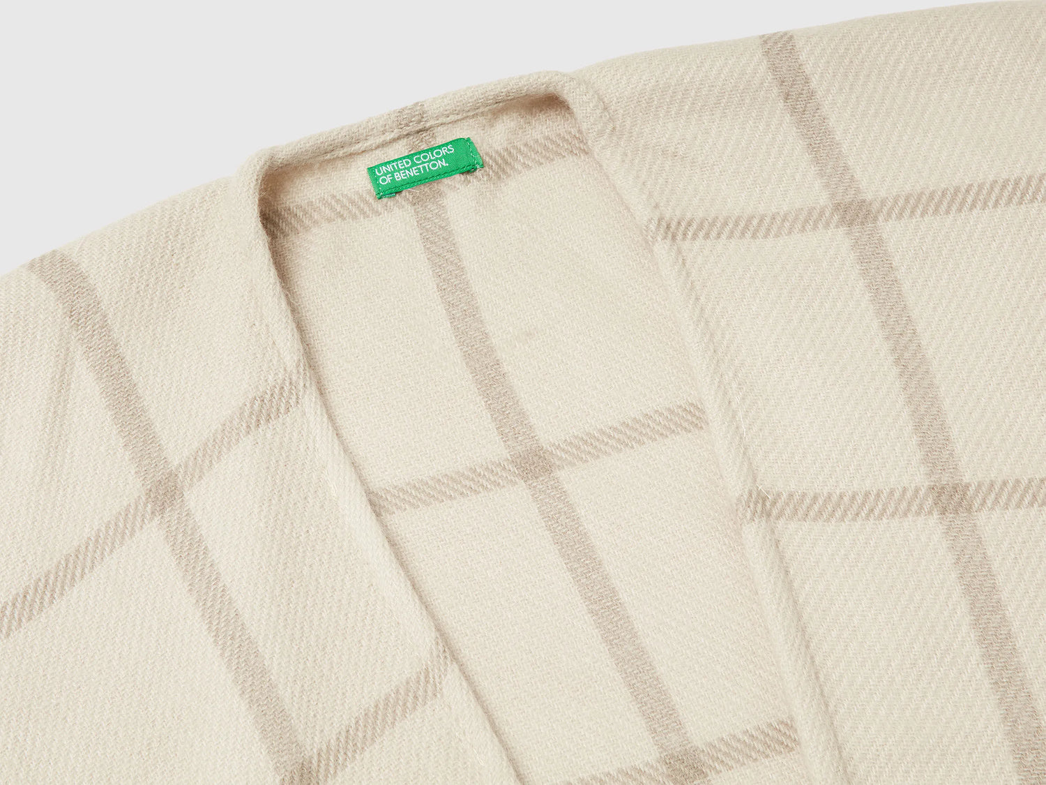 Benetton_Light Gray_Check Jacquard Cloak_6DDWDU01V_911_03