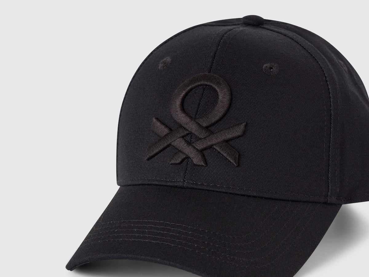 Benetton_Black_Baseball Cap with Embroidered Logo_6WEPUA00Z_100_03