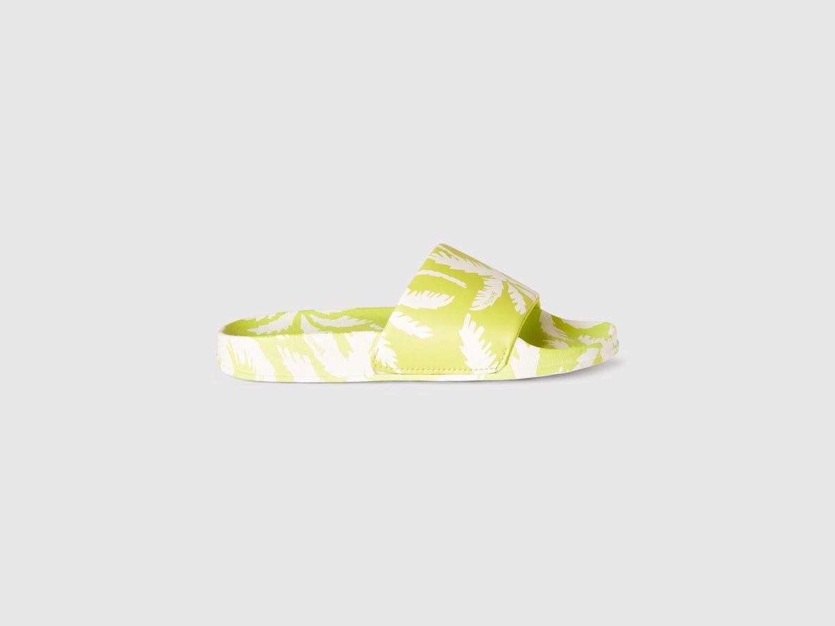 Benetton_Slippers with Tropical Print_89W40D01G_905_01