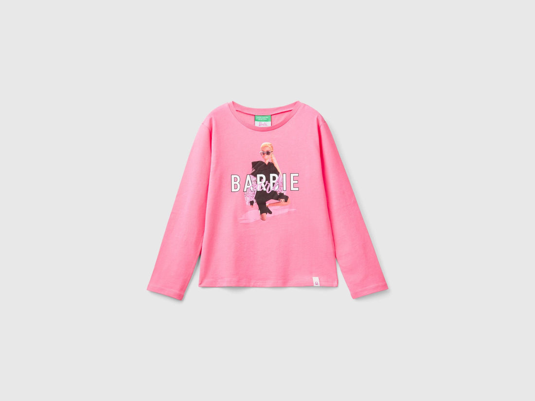 Front view of a pair of vibrant Barbie pink wide-leg jeans, showcasing their bold color and relaxed fit, a trendy style in Kuwait.