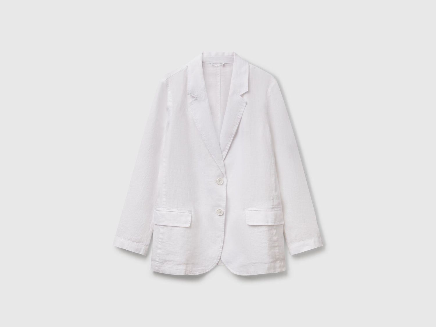 Front view of a standalone white Benetton blazer in pure linen, highlighting its timeless design and functional pockets.