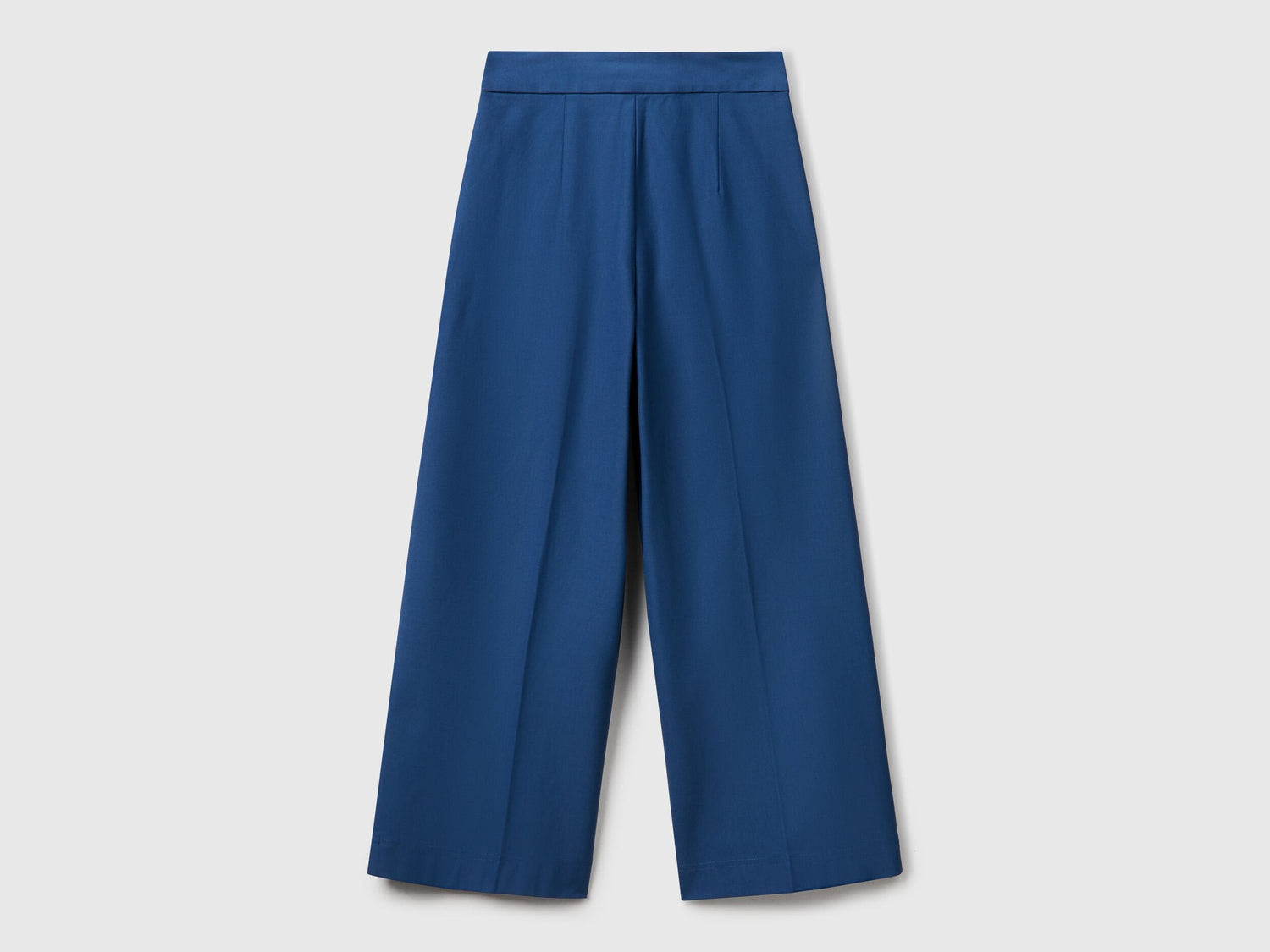 Close-up of the waistband and button closure on the blue women&