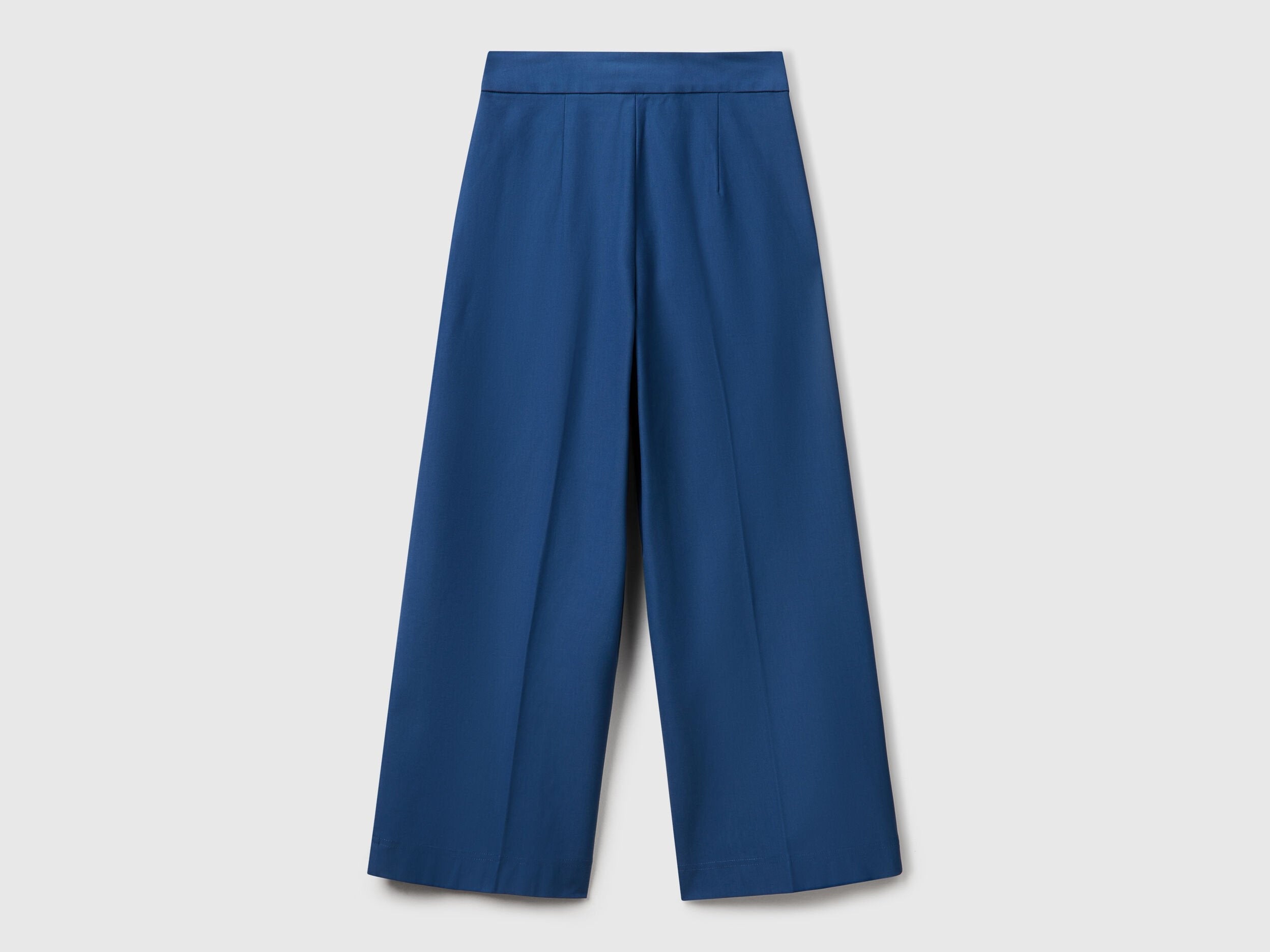 Close-up of the waistband and button closure on the blue women&