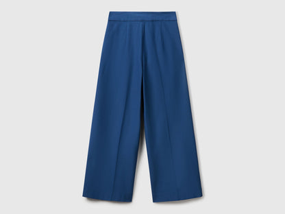 Close-up of the waistband and button closure on the blue women&