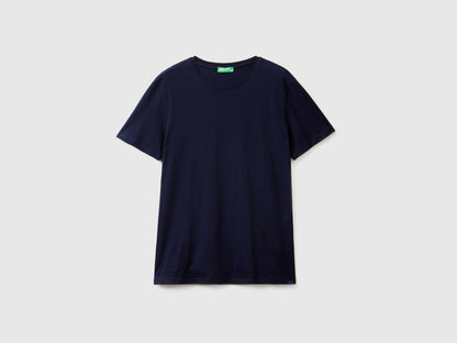 Front view of a plain dark blue short-sleeve t-shirt, flat lay. Simple and versatile.