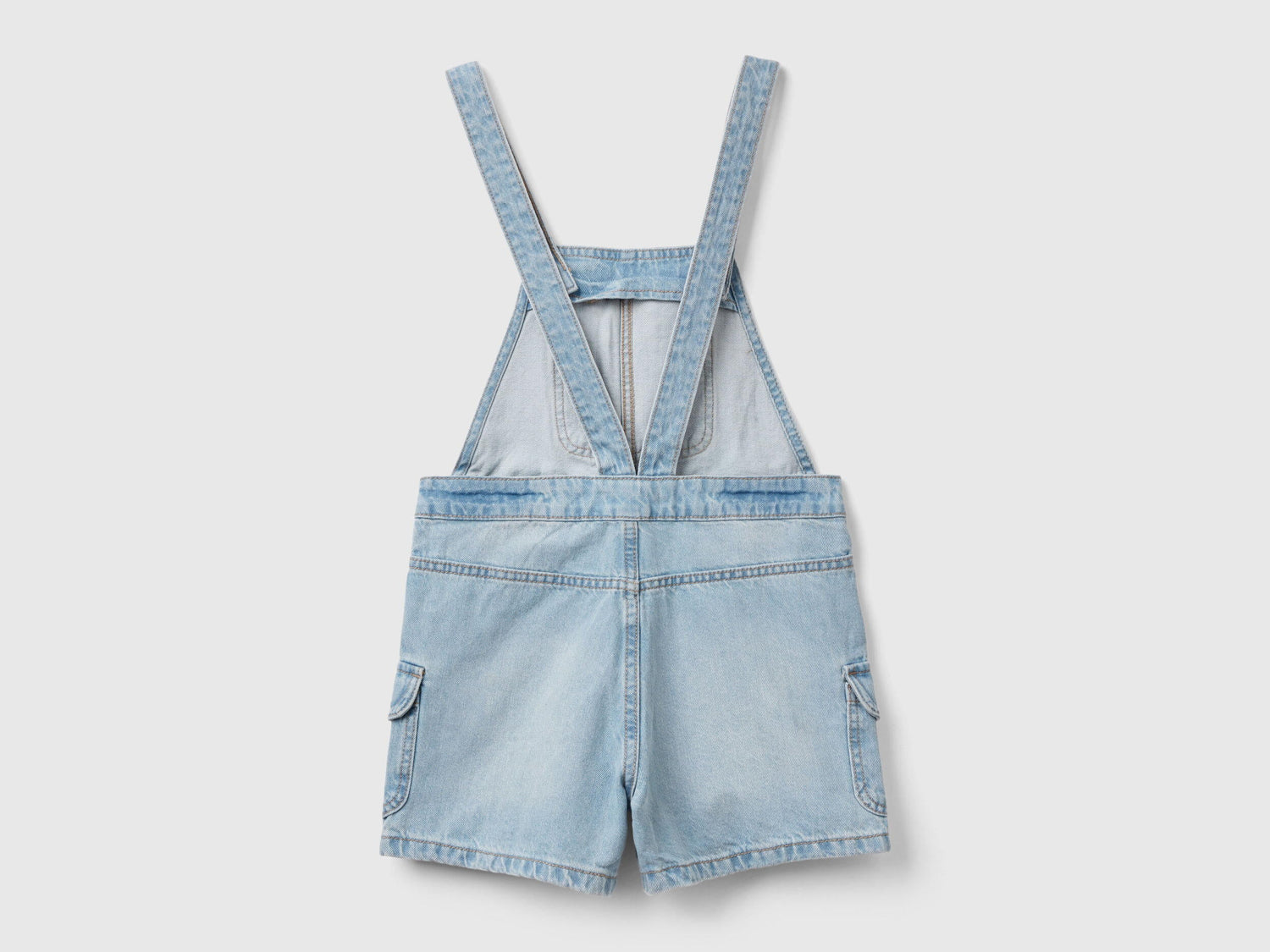  Back view of light wash denim dungaree shorts for girls in Kuwait.
