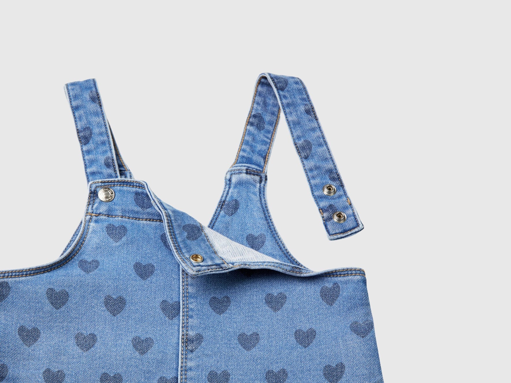 Close-up of the adjustable strap detail on a kids&