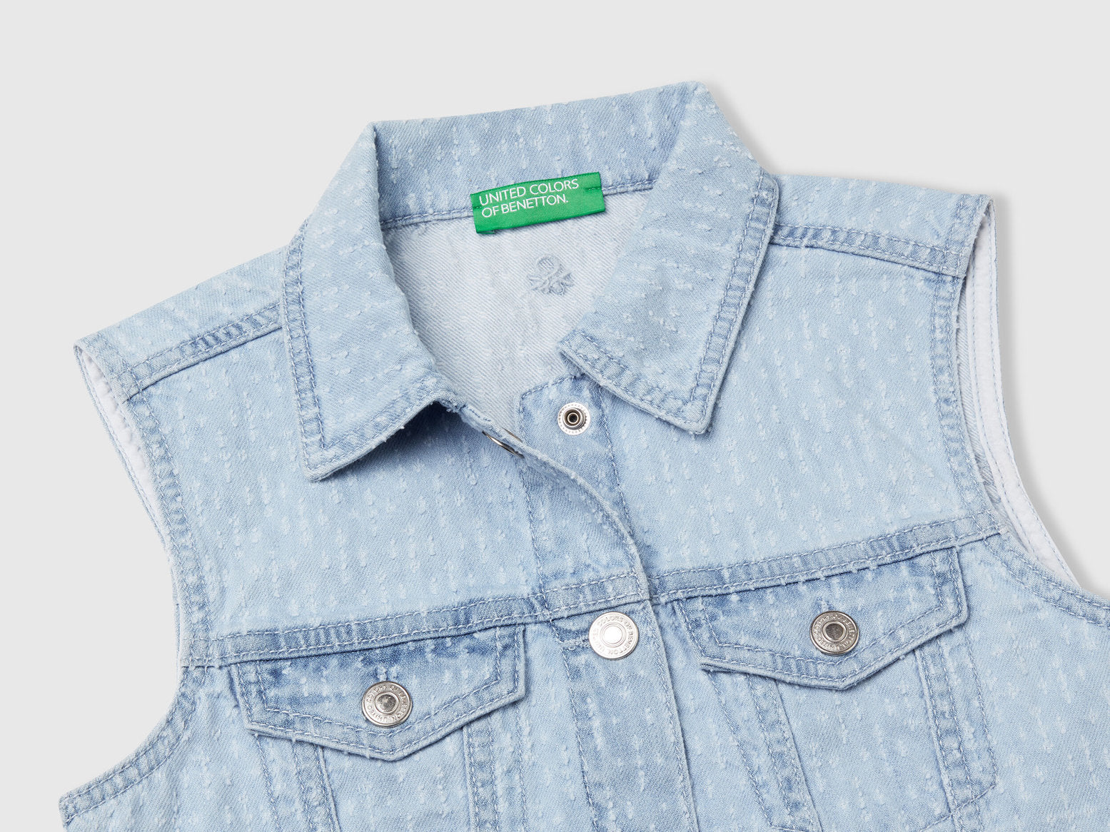 Close-up of the collar and button details on a kids&
