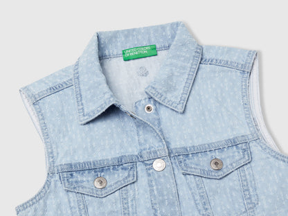 Close-up of the collar and button details on a kids&