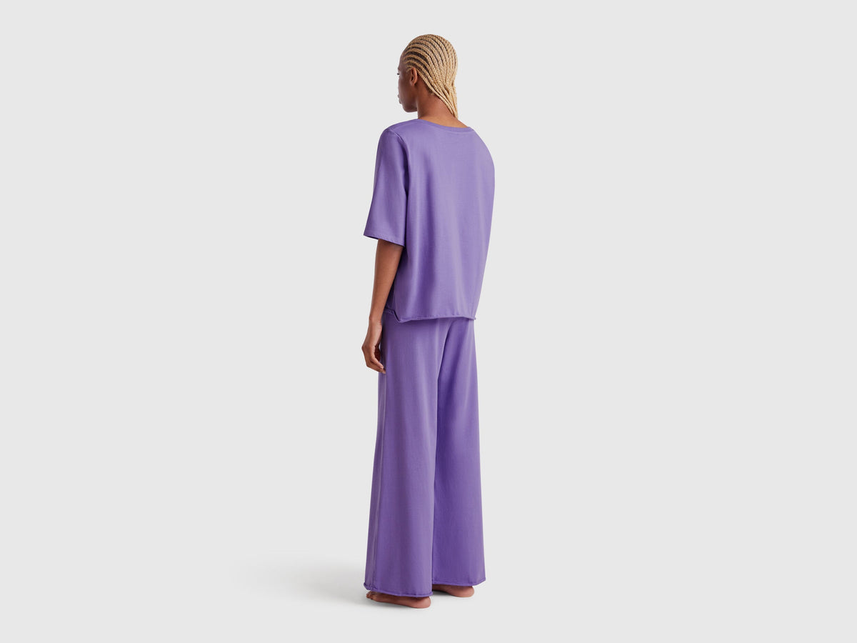  Back view of a model wearing comfortable lavender womens pyjamas in pure cotton, highlighting the relaxed fit of the top and trousers, perfect for loungewear in Kuwait.