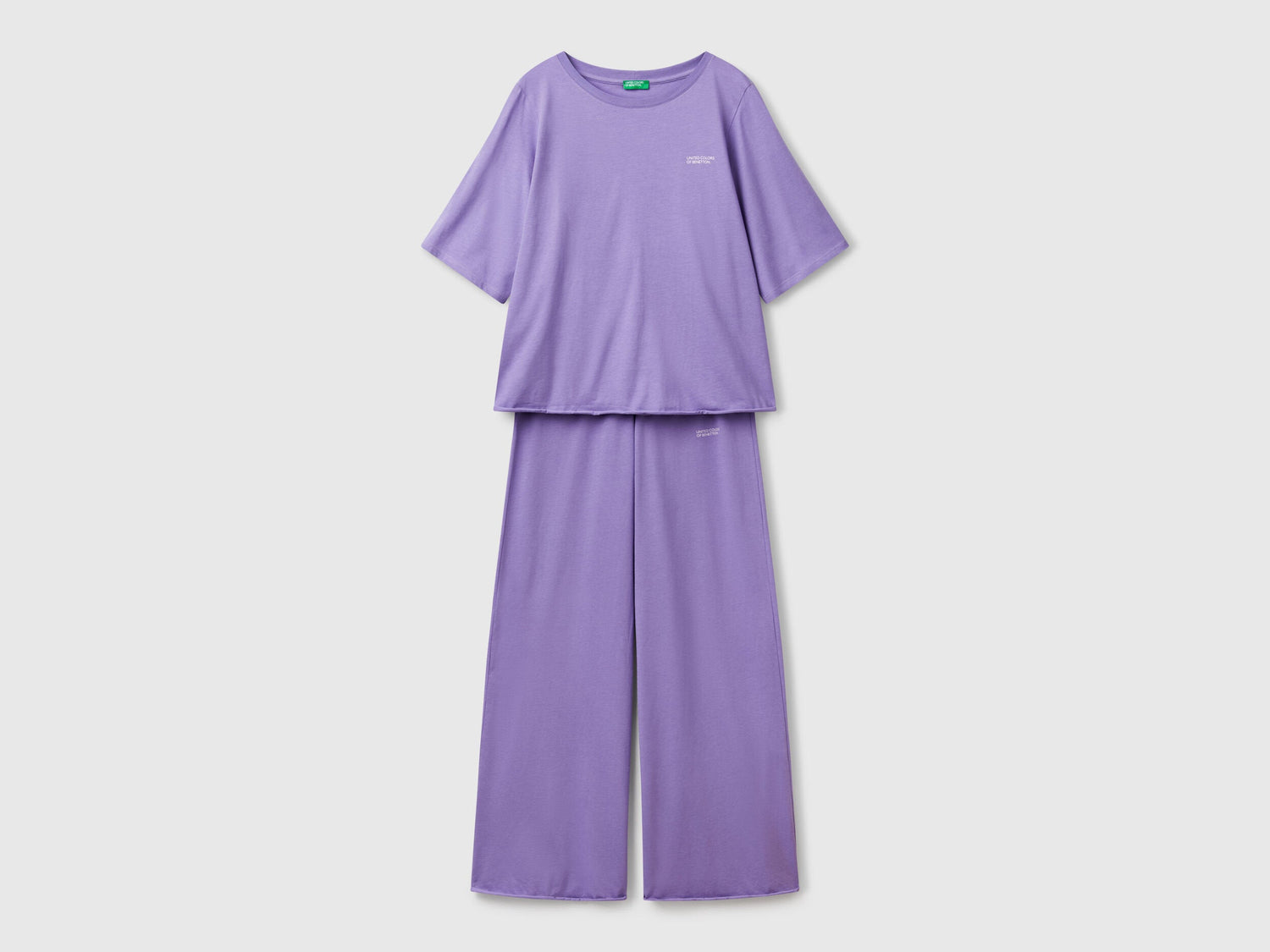  Flat lay view of a set of loose-fitting lavender womens pyjamas in pure cotton, showing the short-sleeve top and wide-leg bottoms, ideal for comfortable sleepwear in Kuwait.  frontview