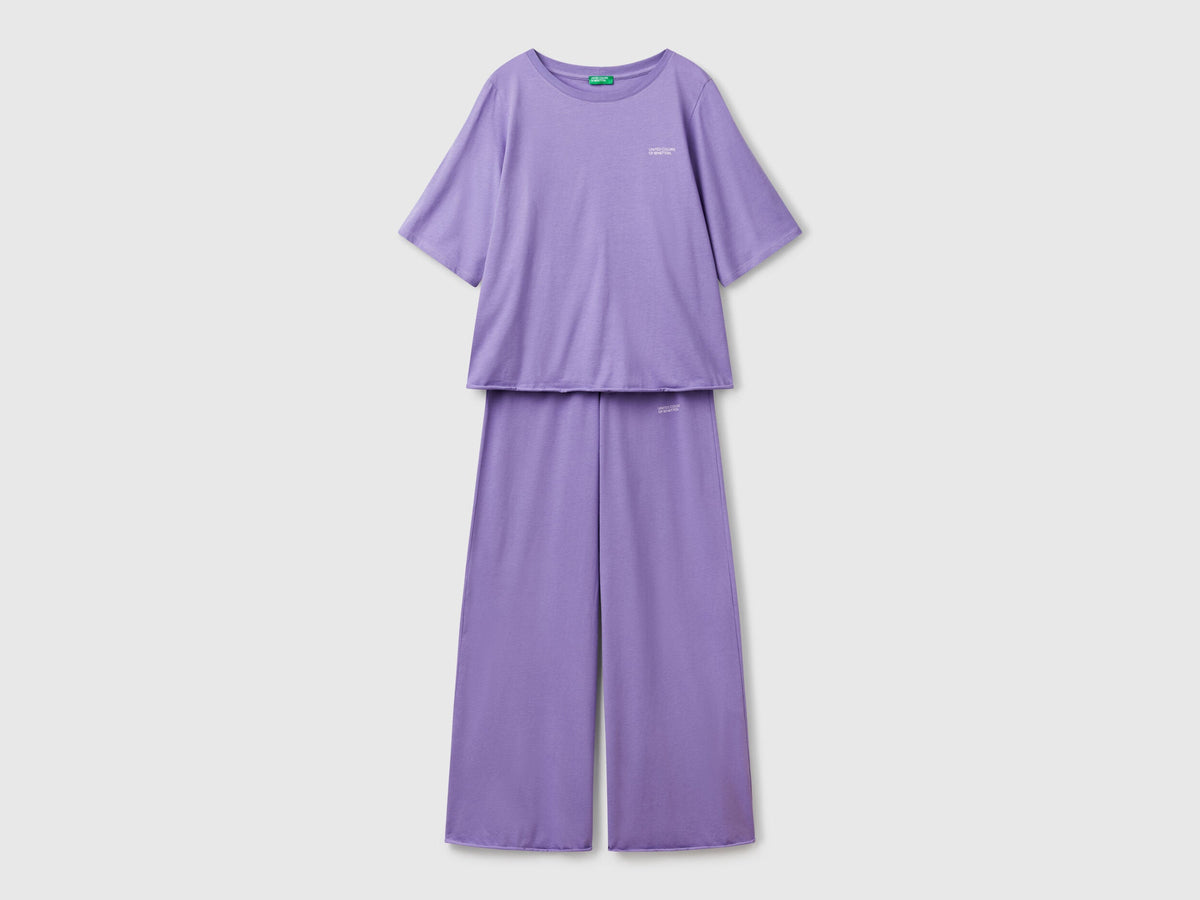  Flat lay view of a set of loose-fitting lavender womens pyjamas in pure cotton, showing the short-sleeve top and wide-leg bottoms, ideal for comfortable sleepwear in Kuwait.  frontview