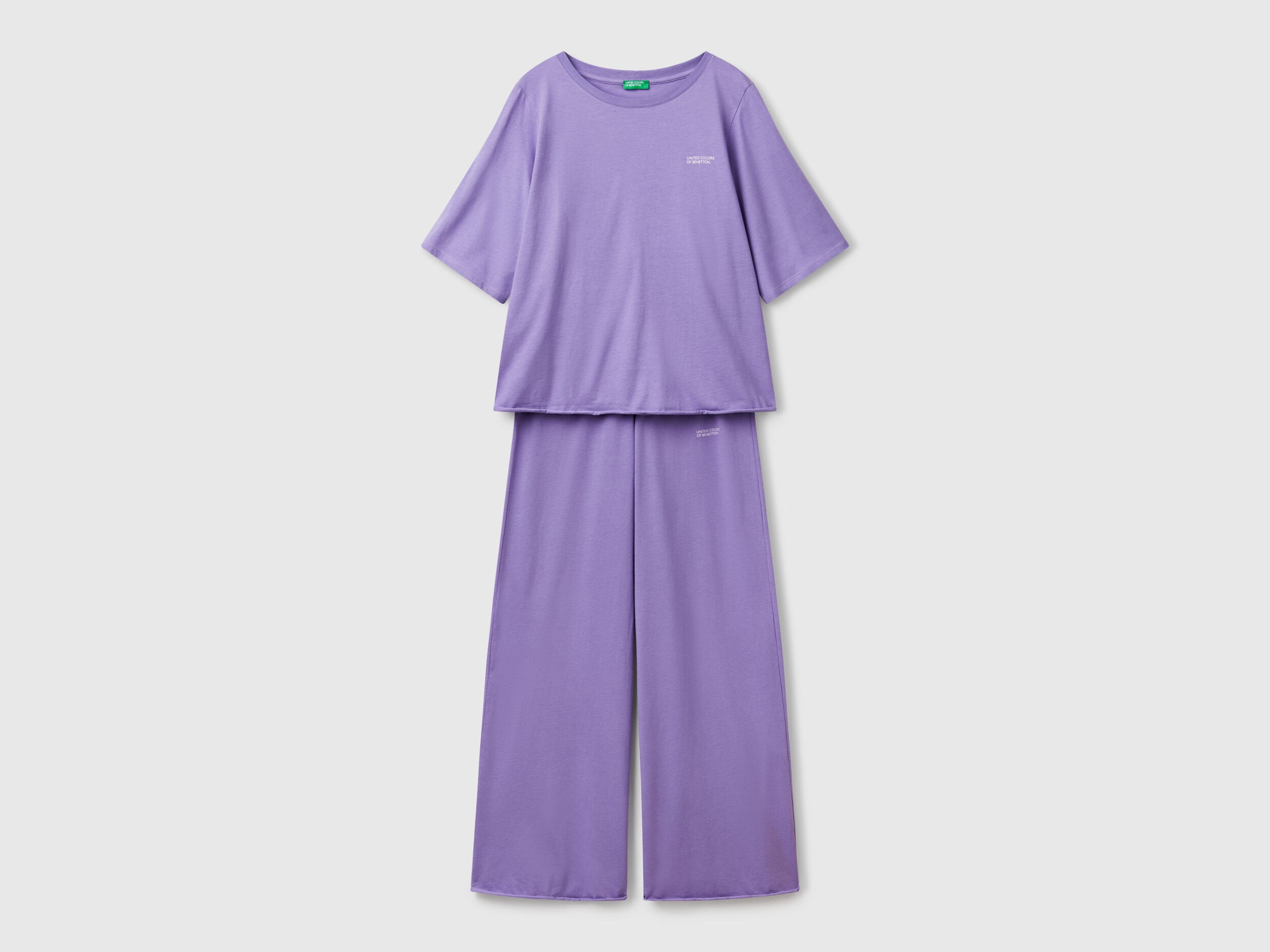  Flat lay view of a set of loose-fitting lavender womens pyjamas in pure cotton, showing the short-sleeve top and wide-leg bottoms, ideal for comfortable sleepwear in Kuwait.  frontview