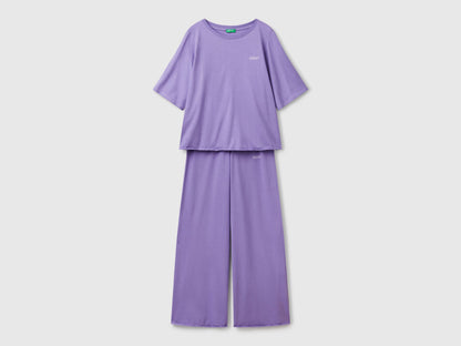  Flat lay view of a set of loose-fitting lavender womens pyjamas in pure cotton, showing the short-sleeve top and wide-leg bottoms, ideal for comfortable sleepwear in Kuwait.  frontview