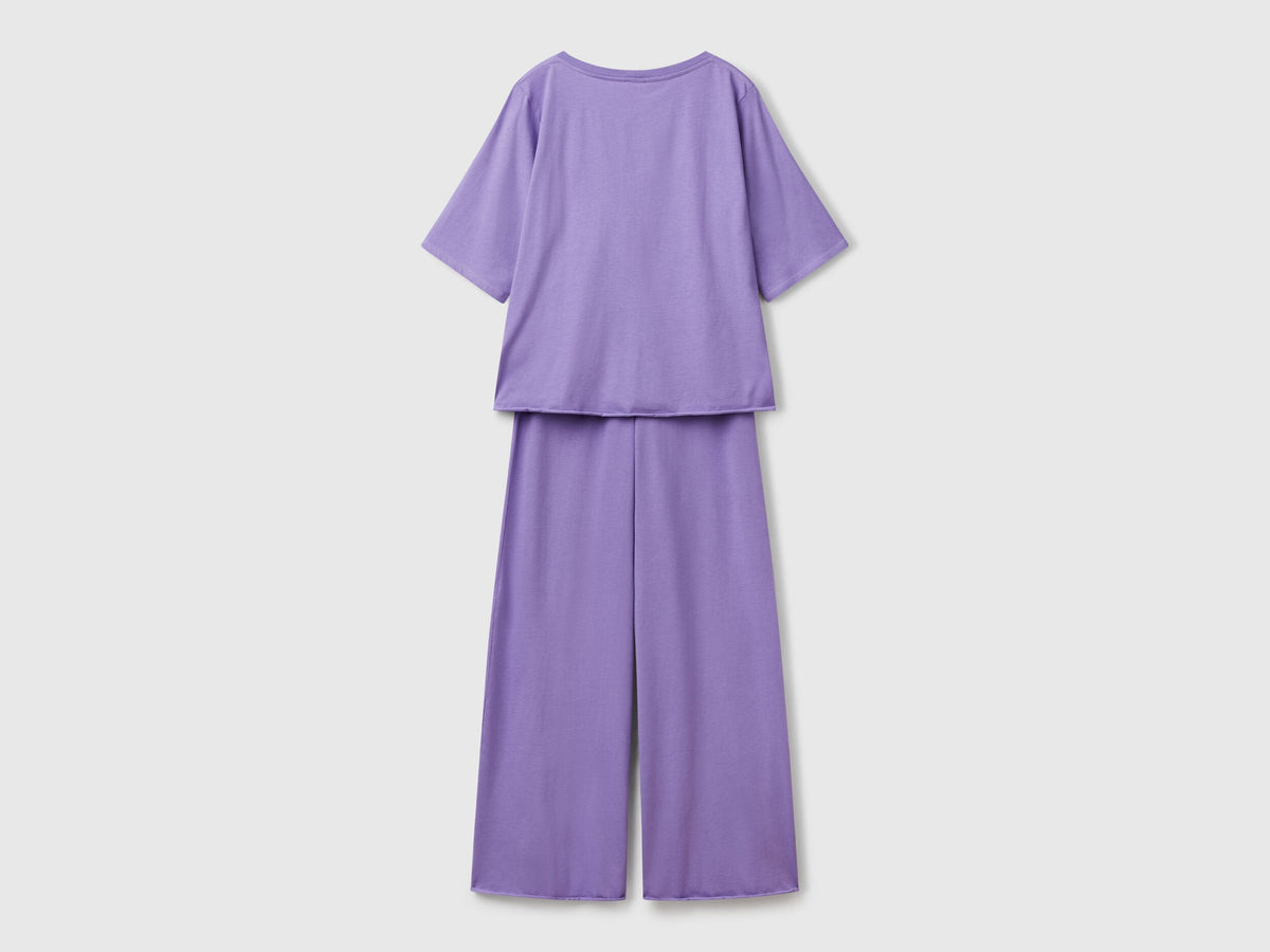  Flat lay view of a set of loose-fitting lavender womens pyjamas in pure cotton, showing the short-sleeve top and wide-leg bottoms, ideal for comfortable sleepwear in Kuwait.