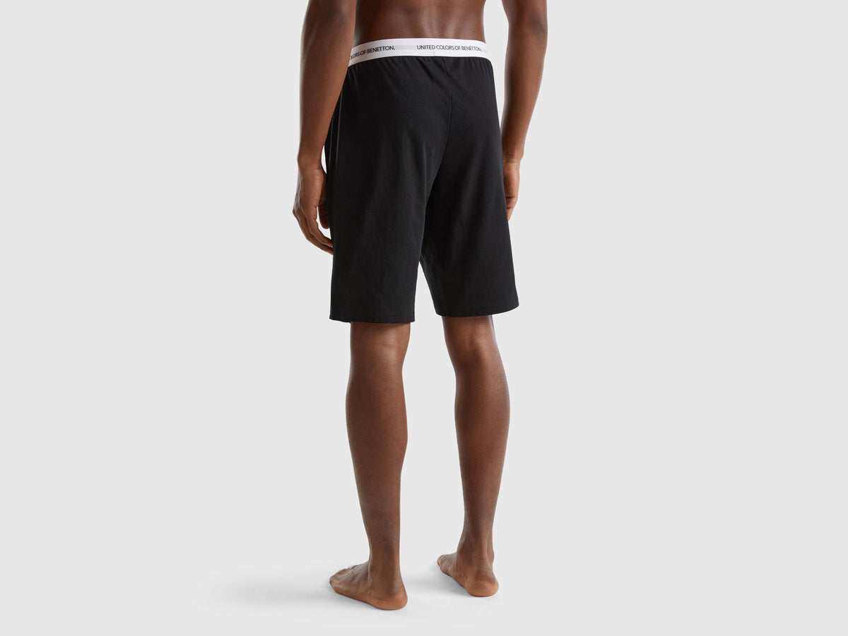  Back view of men&