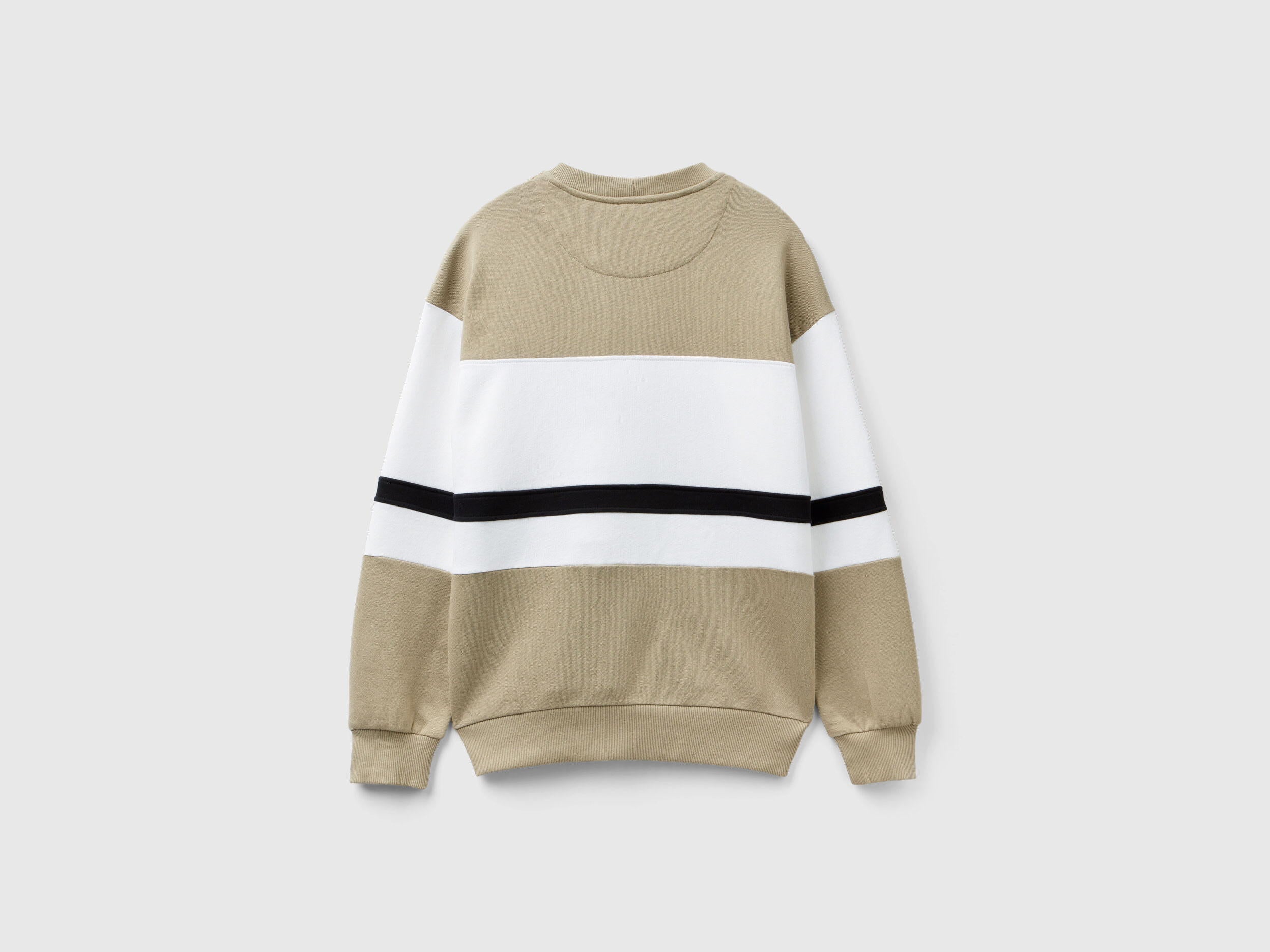 Close-up of the black and white logo stripe on a men&