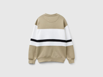 Close-up of the black and white logo stripe on a men&