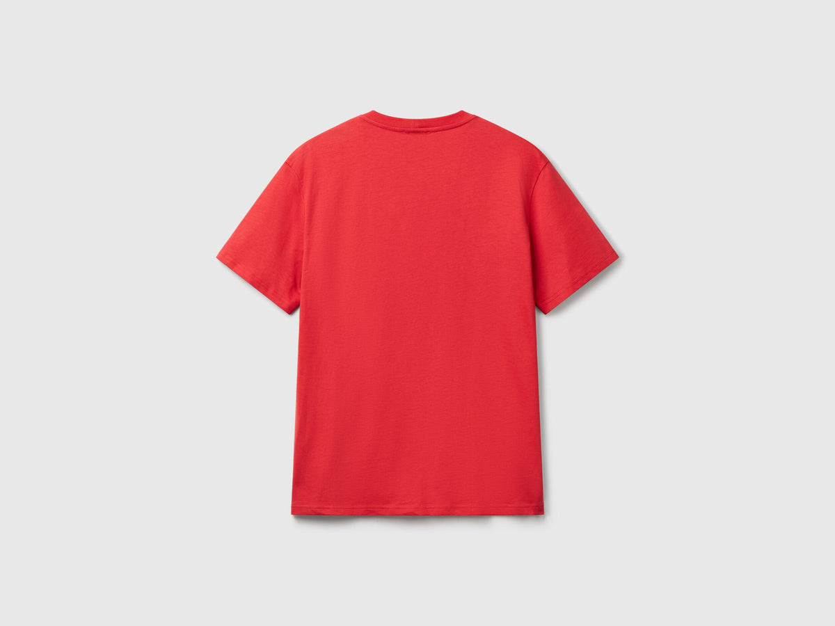 Close-up of the ribbed crew neck and shoulder seam of a red T-shirt for men in Kuwait, emphasizing the fabric and neat finishing.