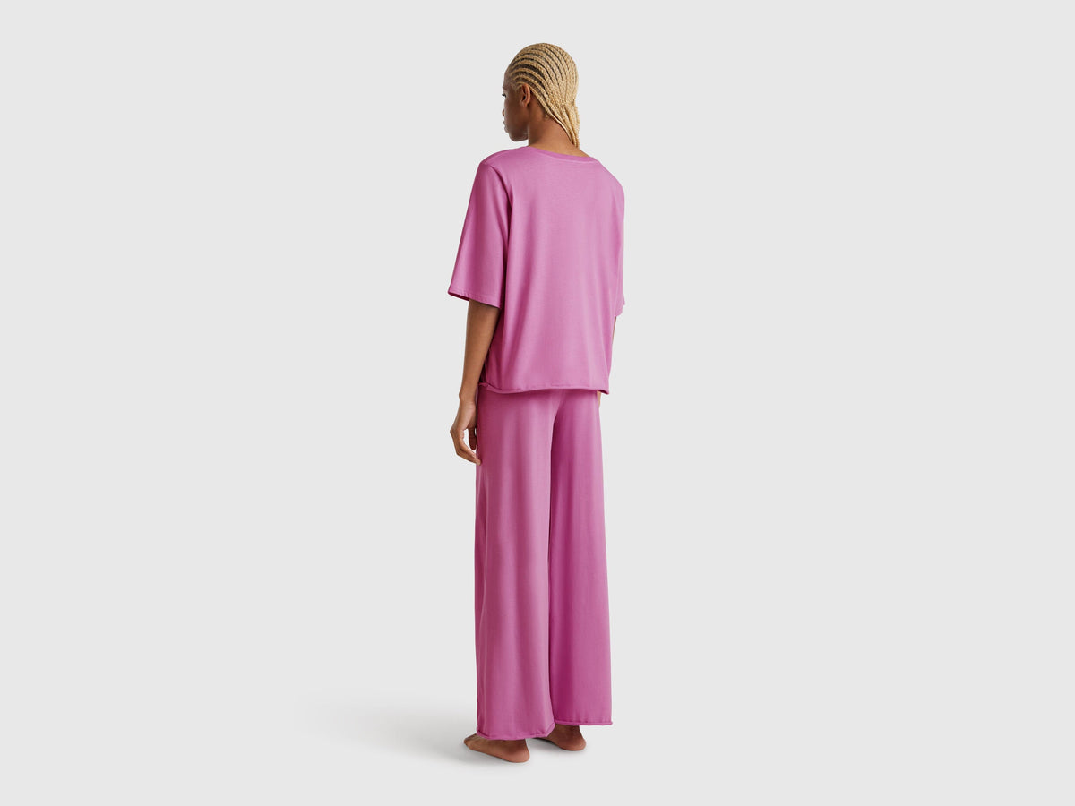  Back view of women&