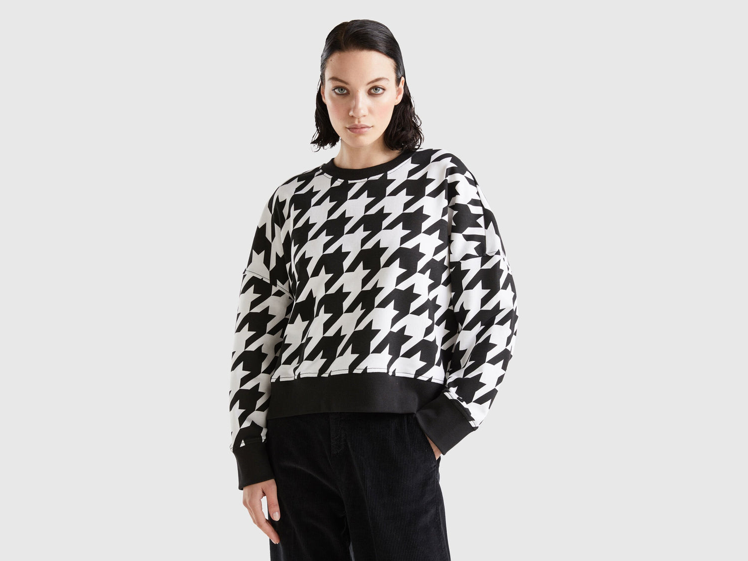 Houndstooth Pullover Sweatshirt_3VHSD104O_67E_01